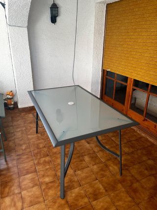 Mesa de cristal templado y metal