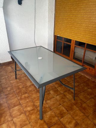Mesa de cristal templado y metal