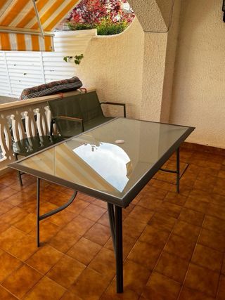 Mesa de cristal templado y metal