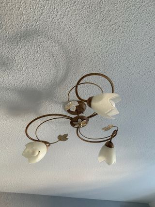Lámpara de techo con tulipas blancas