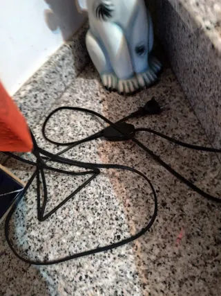 Lámpara de mesa naranja y azul