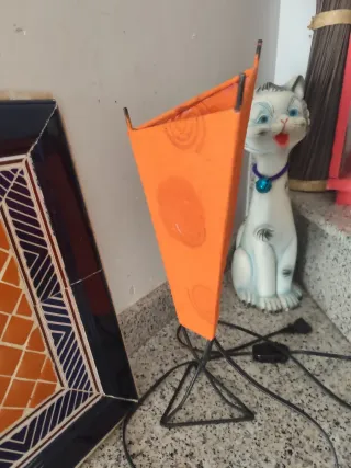 Lámpara de mesa naranja y azul