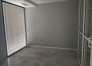 Local comercial en venta en Palacio de Congresos - Urbadiez - Entrepuentes en Sevilla