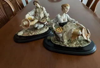 Pareja Figuras Policromadas con Peana Madera