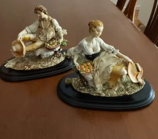 Pareja Figuras Policromadas con Peana Madera