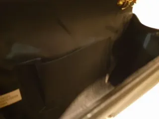 Bolso Clutch Negro con Cadena Dorada