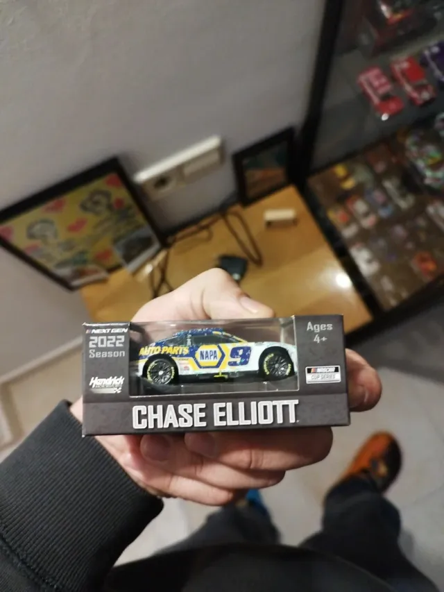 Coche NASCAR Lionel Racing 1/64