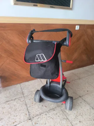 Triciclo para bebés rojo y negro Smoby