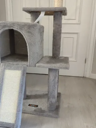 Casita para gatos con rascador