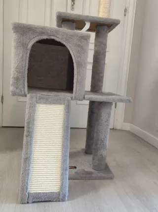 Casita para gatos con rascador