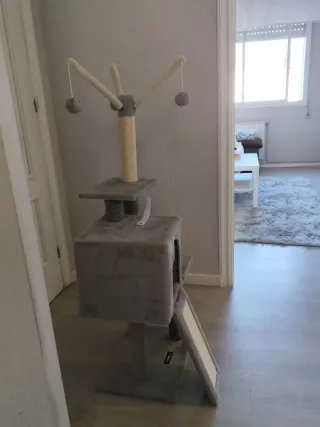 Casita para gatos con rascador
