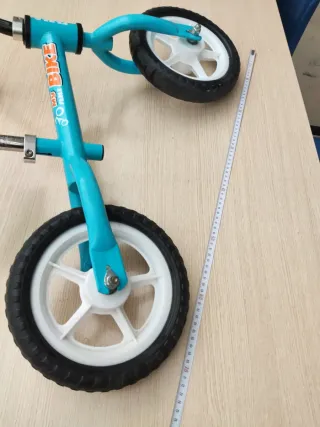 Bicicleta de equilibrio azul