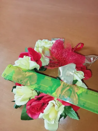 Ghirlanda rose tessuto rosso/giallo fiocco oro