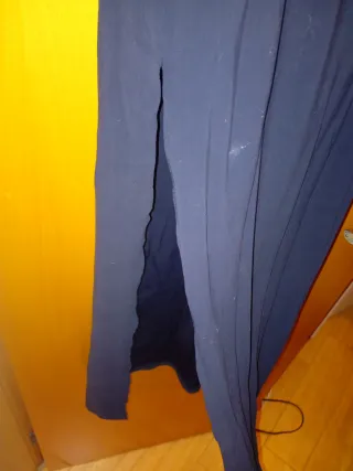 Vestido negro fiesta con corte pierna