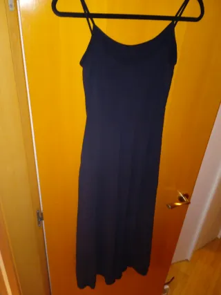 Vestido negro fiesta con corte pierna