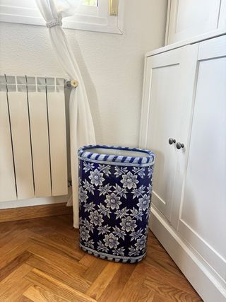 Paragüero de cerámica azul y blanco