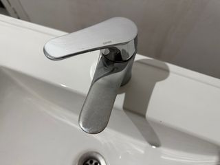 Mueble de baño blanco con pica y grifo incluidos