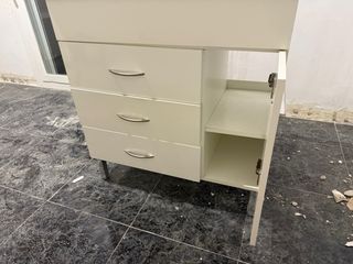 Mueble de baño blanco con pica y grifo incluidos