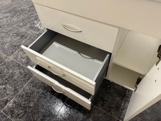 Mueble de baño blanco con pica y grifo incluidos