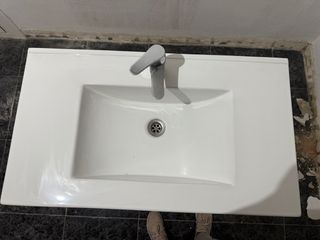 Mueble de baño blanco con pica y grifo incluidos