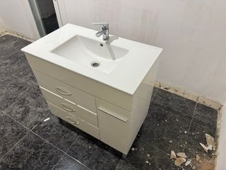 Mueble de baño blanco con pica y grifo incluidos