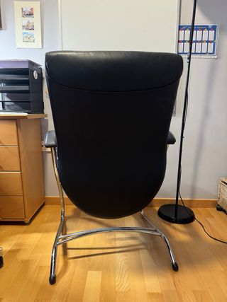 Silla ergonómica y de diseño de piel negra