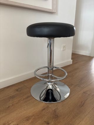 Taburete de barra negro y plateado