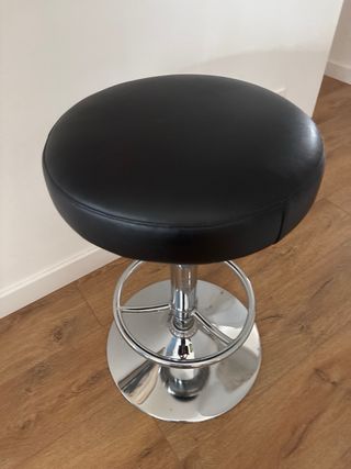 Taburete de barra negro y plateado