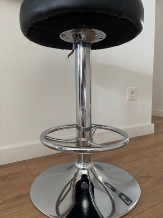 Taburete de barra negro y plateado