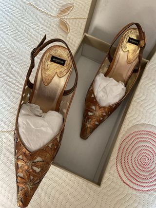Zapatos de piel Argenta dorados y bordados