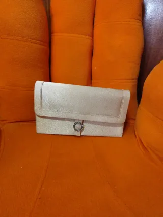 Bolso de fiesta dorado con pedrería