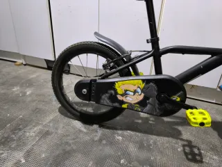 Bicicleta infantil Btwin negra y amarilla