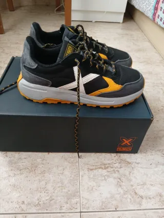 Zapatillas Munich Talla 39 Negras y Amarillas