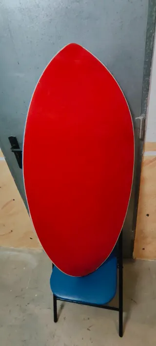 Tabla de surf roja para niños