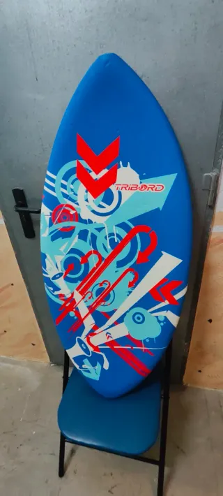 Tabla de surf roja para niños