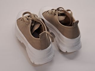 Scarpe da ginnastica beige con suola alta