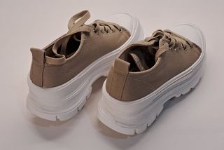 Scarpe da ginnastica beige con suola alta