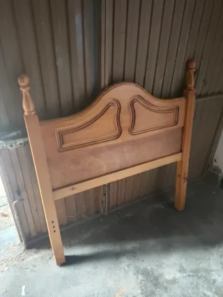 Dos cabeceros rústicos de madera