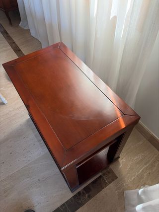 Mesa de salón de madera