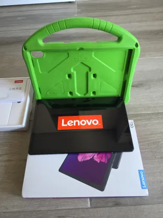 Tablet Lenovo con funda protectora verde