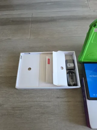 Tablet Lenovo con funda protectora verde