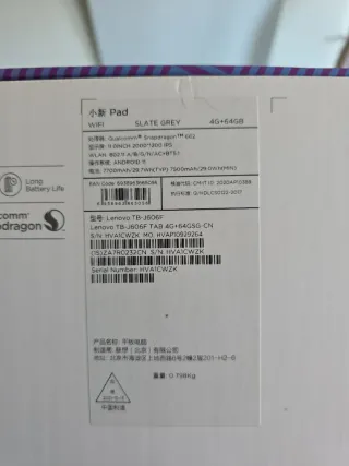 Tablet Lenovo con funda protectora verde