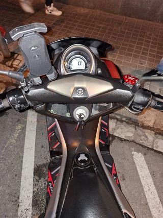 Yamaha Nmax Negra y Roja