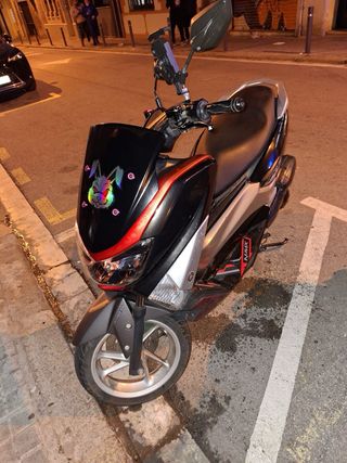 Yamaha Nmax Negra y Roja