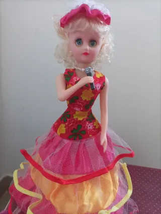 Muñeca cantante con micrófono