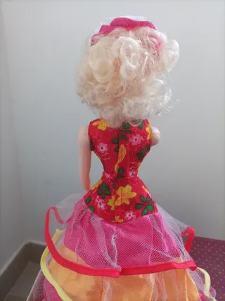 Muñeca cantante con micrófono