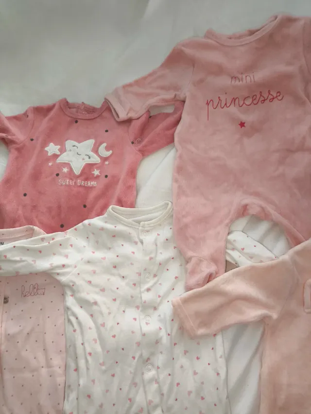 Ropa bebé 1 mes: Pijamas, abrigo y gorros