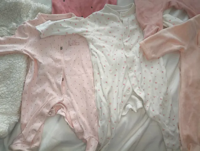 Ropa bebé 1 mes: Pijamas, abrigo y gorros