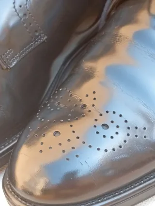 Stringata pelle nera uomo