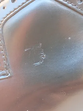 Stringata pelle nera uomo